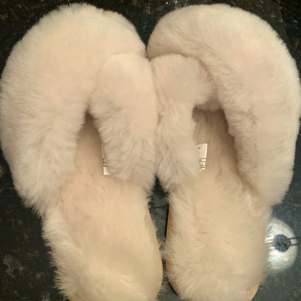 NWT Emu Slippers ladies size 9